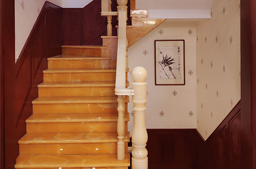秦皇岛中式别墅室内汉白玉石楼梯的定制安装装饰效果
